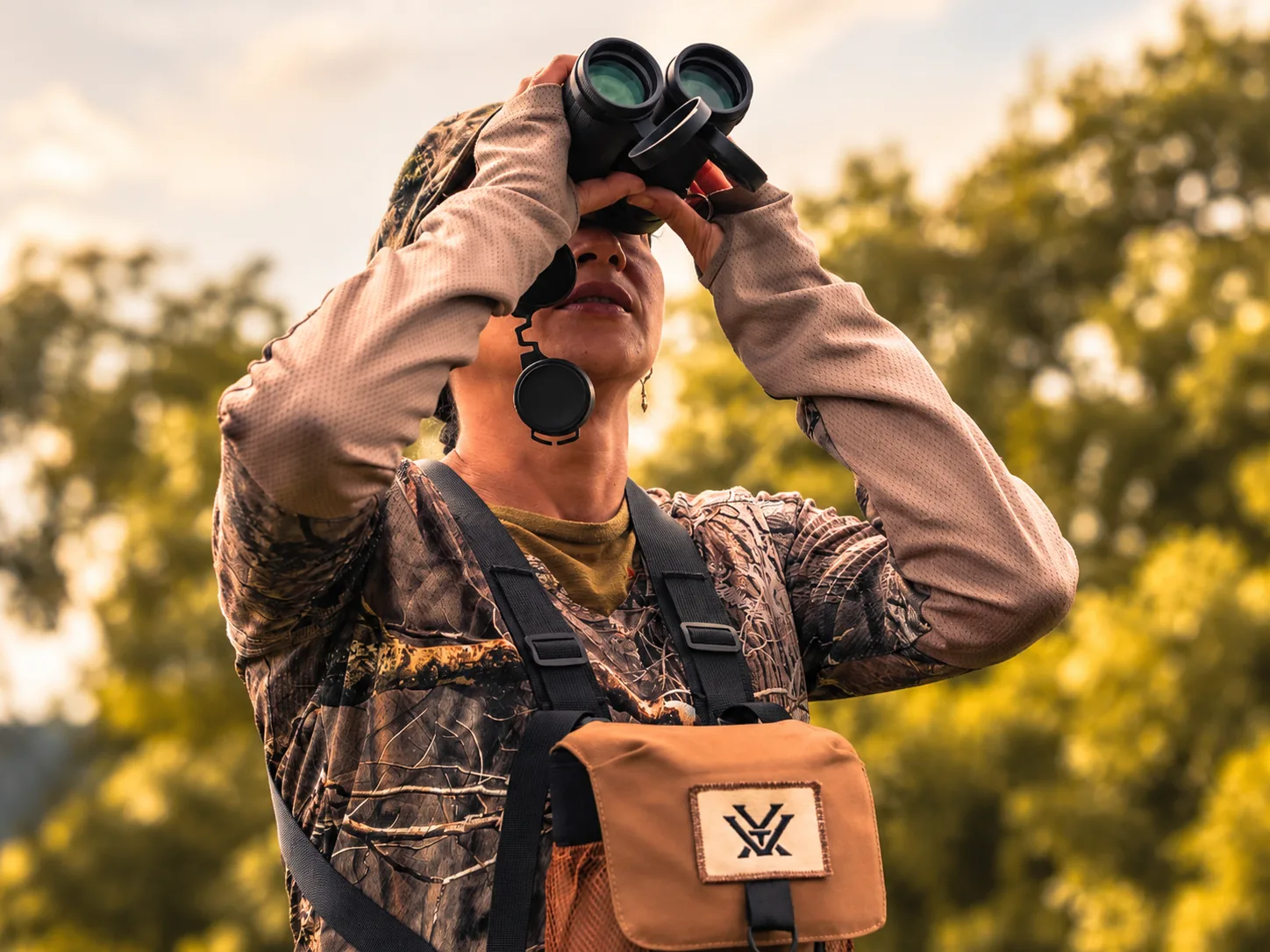 Persona observando aves con binoculares en Curigua Nature